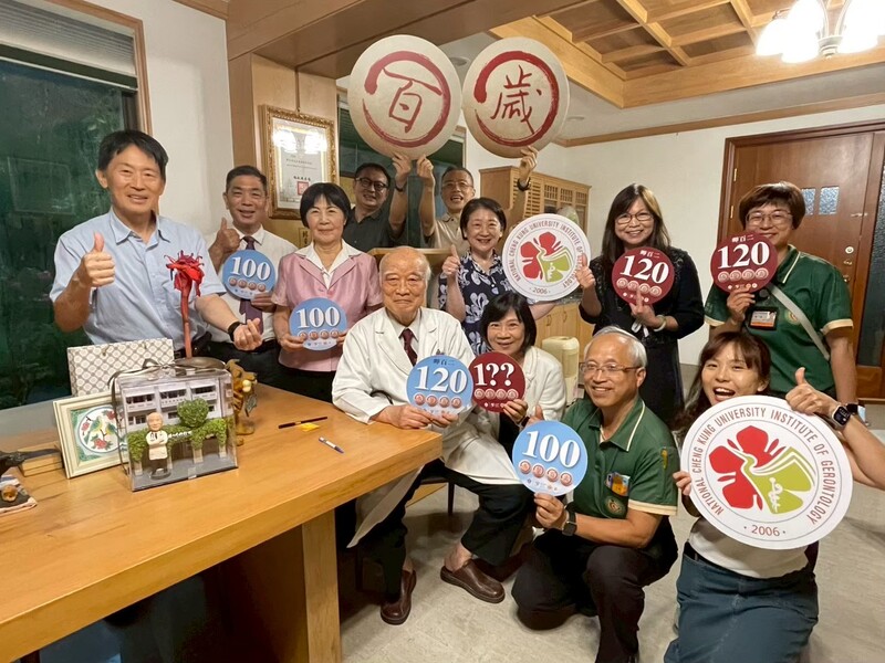 114/06/03與老年所共同為韓良誠院長慶生圖片(另開新視窗)
